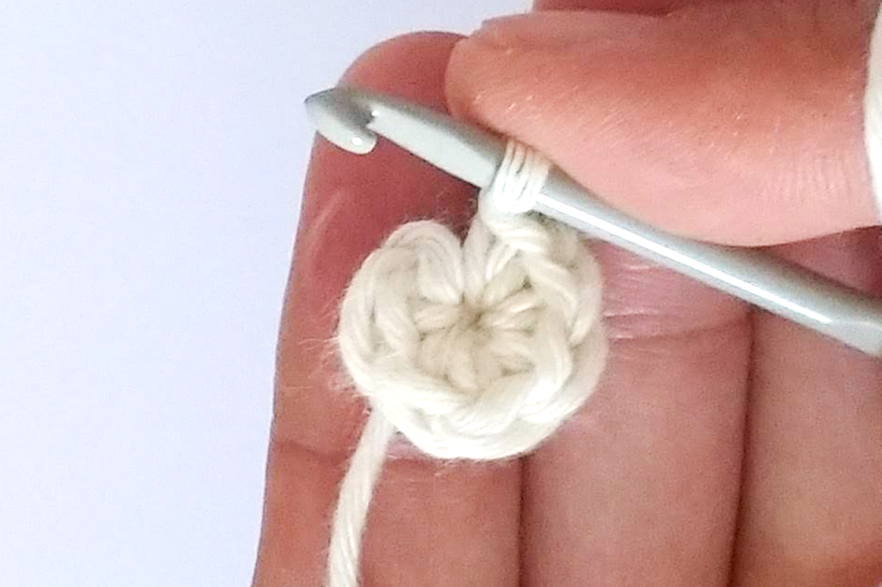 How_to_spiral_crochet_in_the_round_step_02