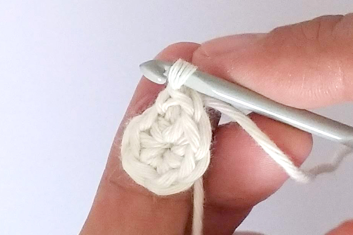 How_to_spiral_crochet_in_the_round_step_03a