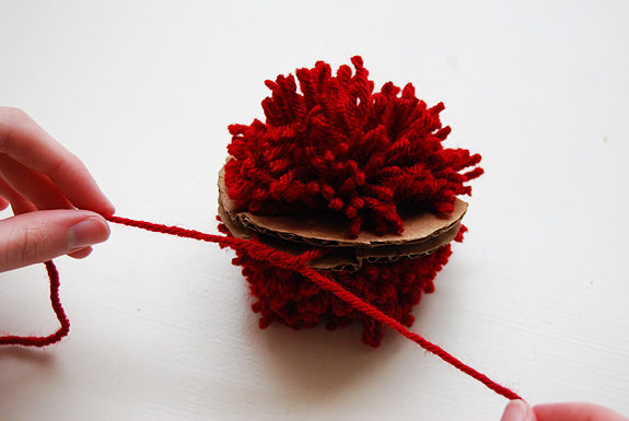 How to make a pom pom out of yarn_step09b