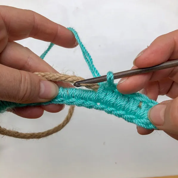 Simply_Crochet_issue78_rainbow_cord_bag_step3
