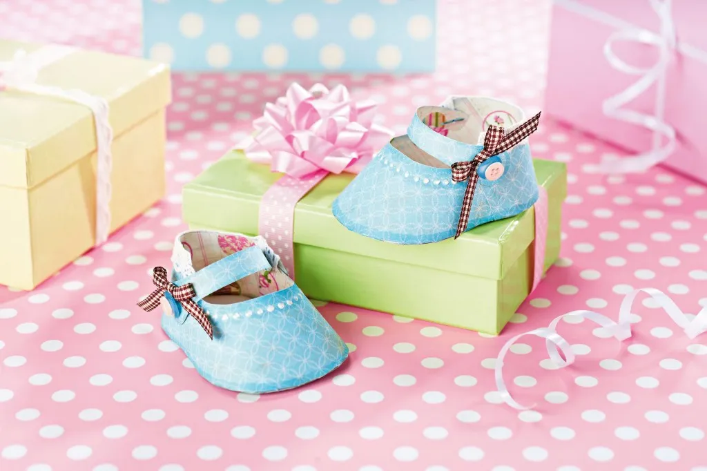 Free papercraft baby shoes template