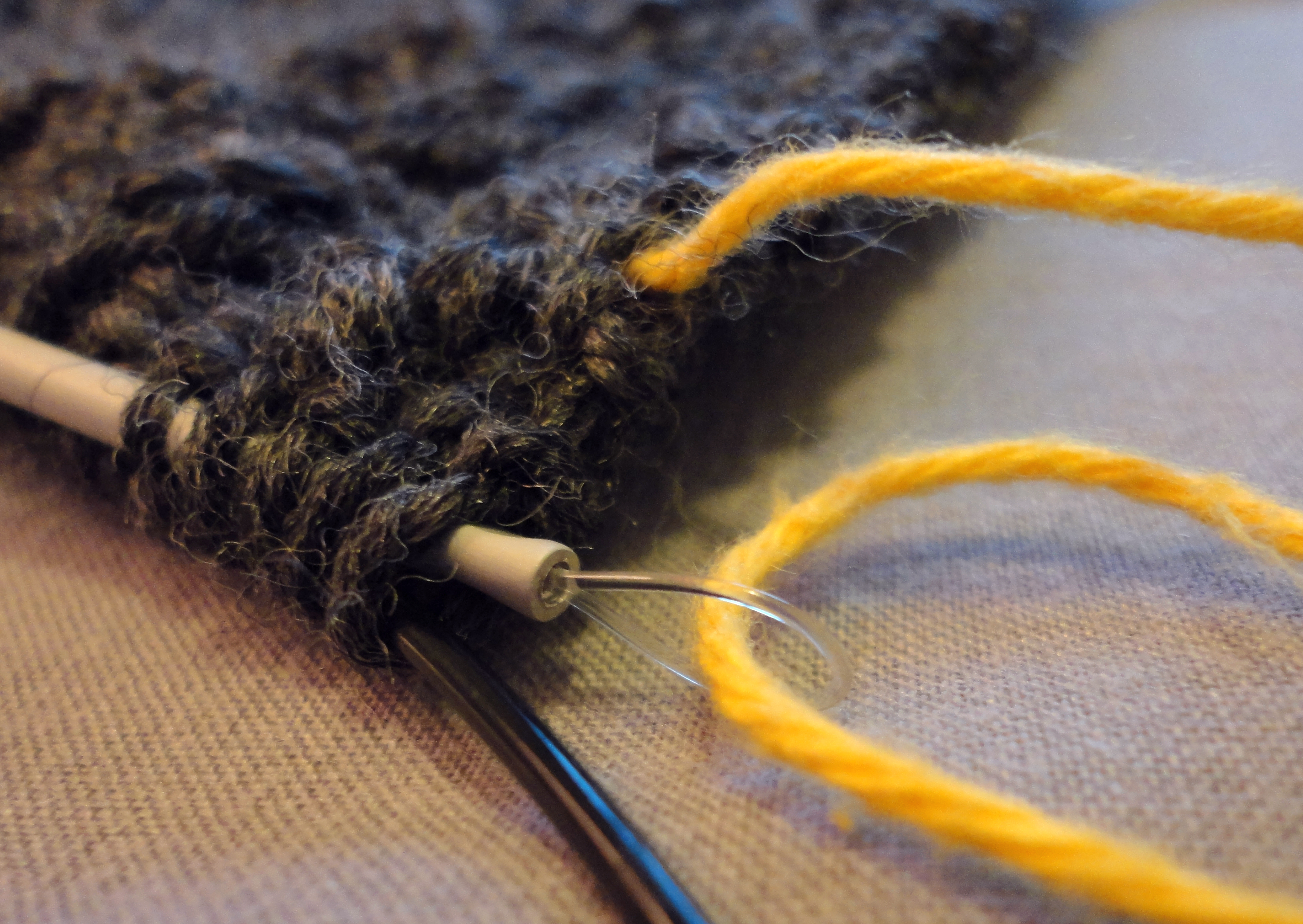 How to insert a lifeline into your knitting