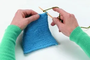 How to knit a scarf step 1