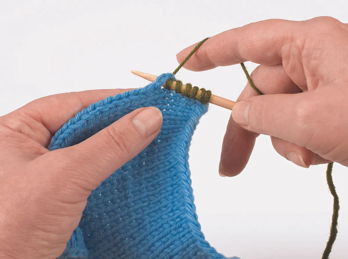 How to knit a scarf step 3