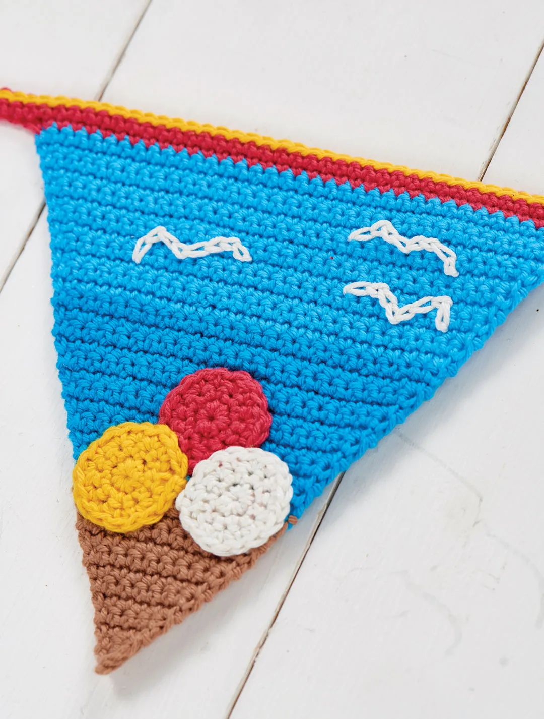 Free_crochet_bunting_pattern - seaside_bunting closeup