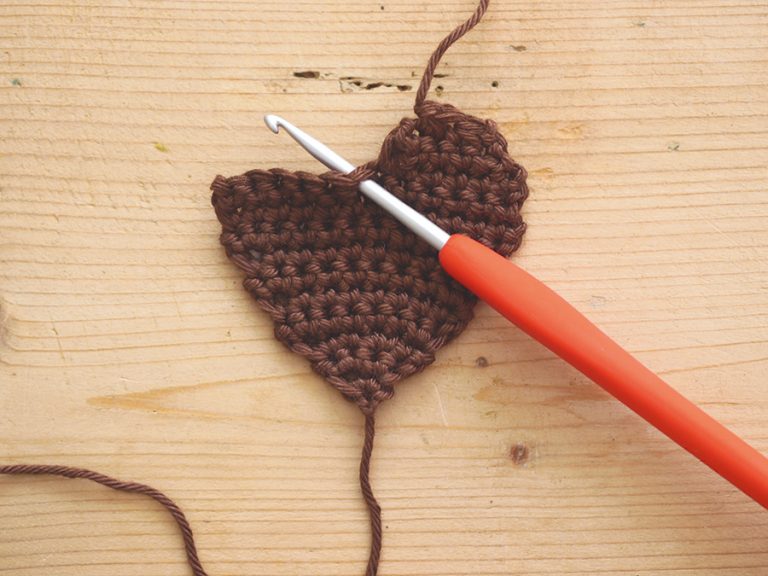 Crochet Christmas heart step 4