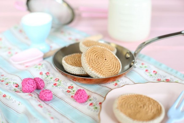 Crochet pancake pattern frying pan
