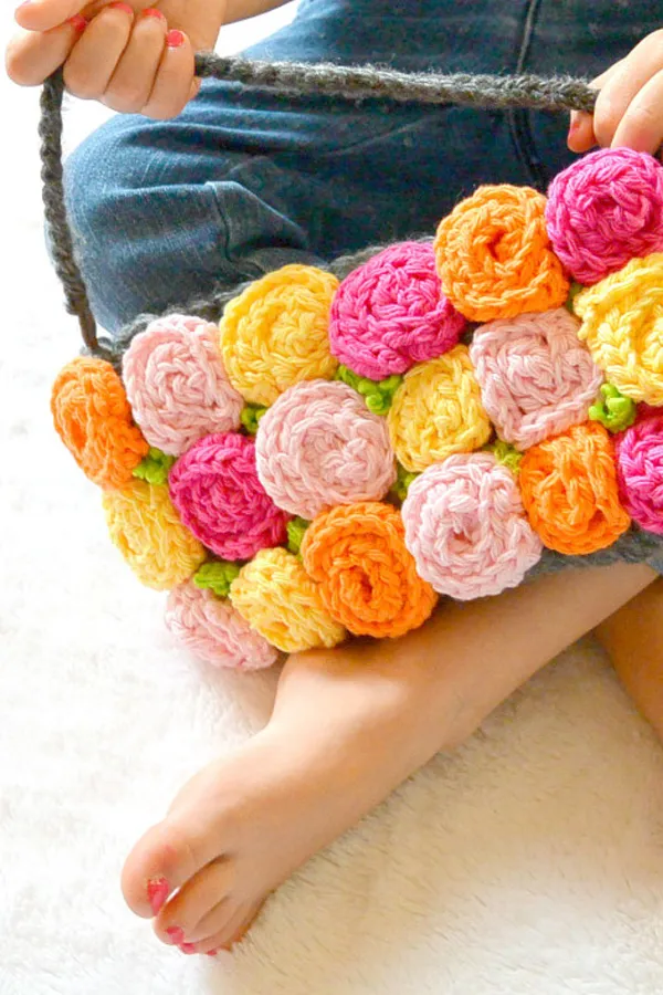Crochet-rose-pattern-to-make-a-purse-By-mamainastitch.com_