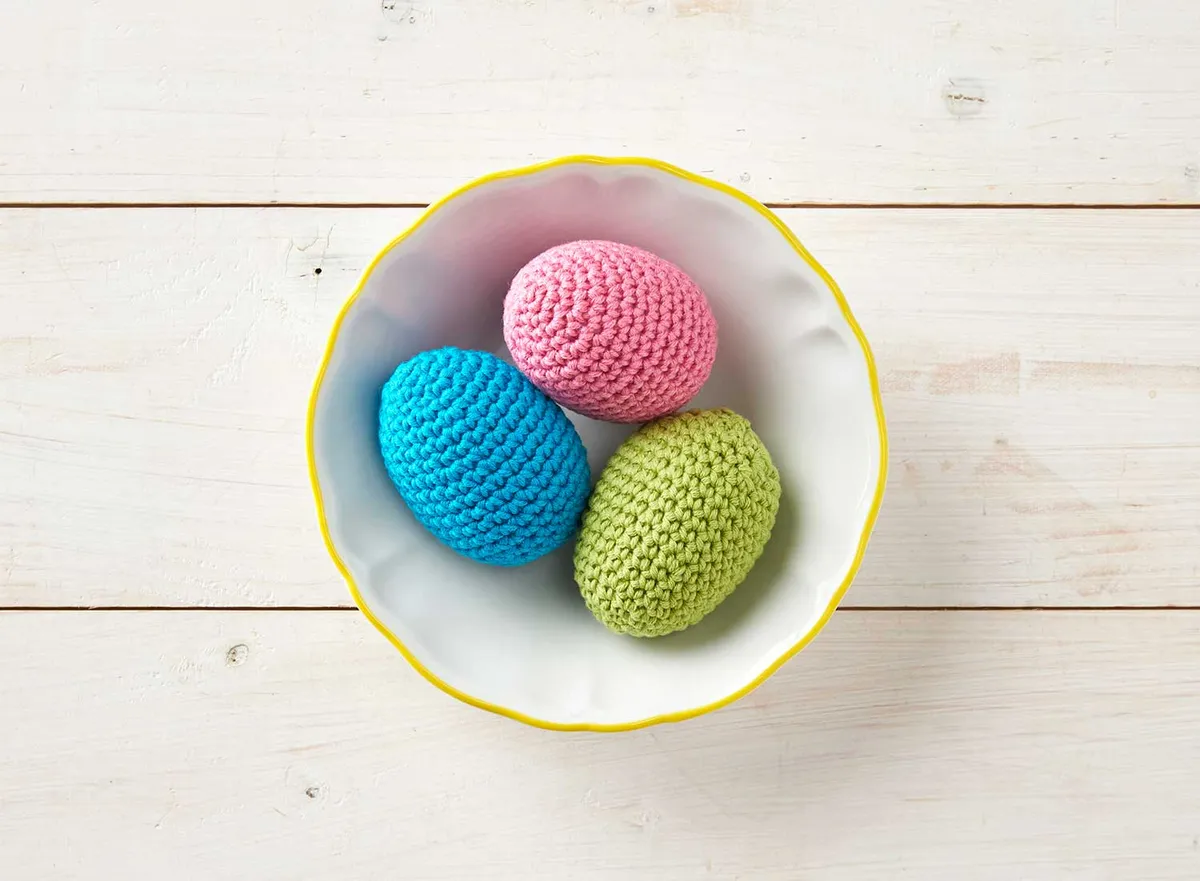 Free crochet easter eggs pattern in bowl