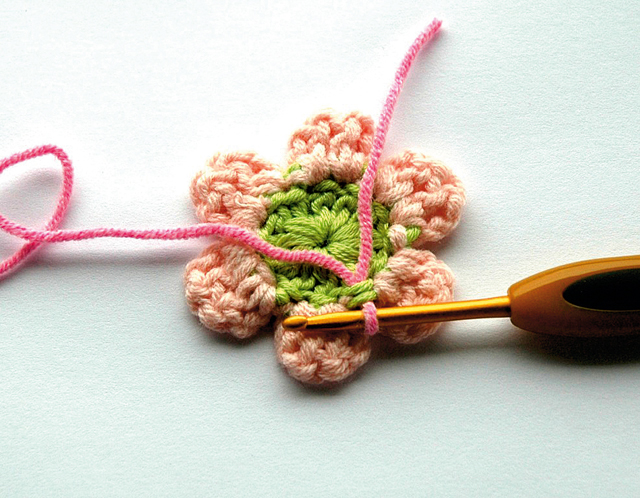 How to crochet a flower tutorial