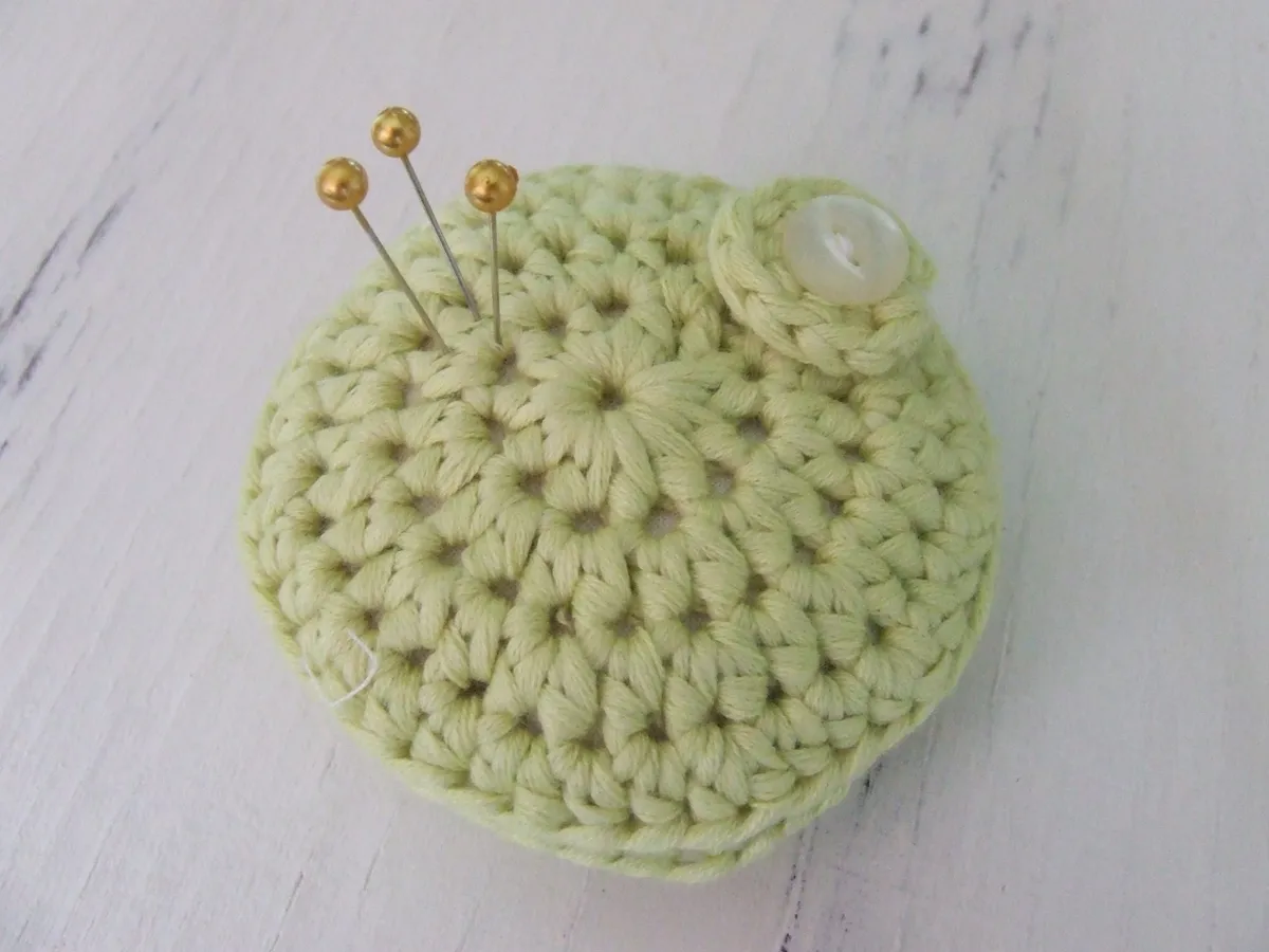 How to crochet a pin cushion green