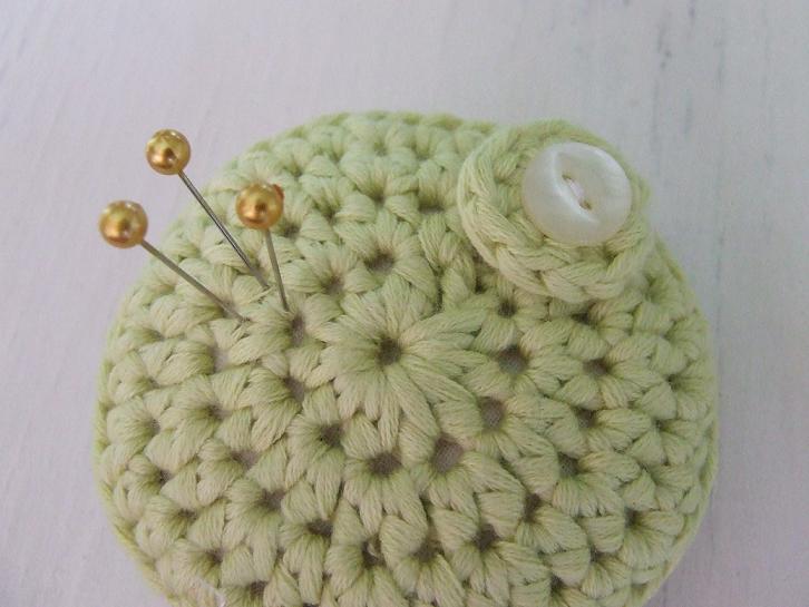 How to crochet a pin cushion green with pins