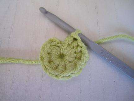 How to crochet a pin cushion step 1