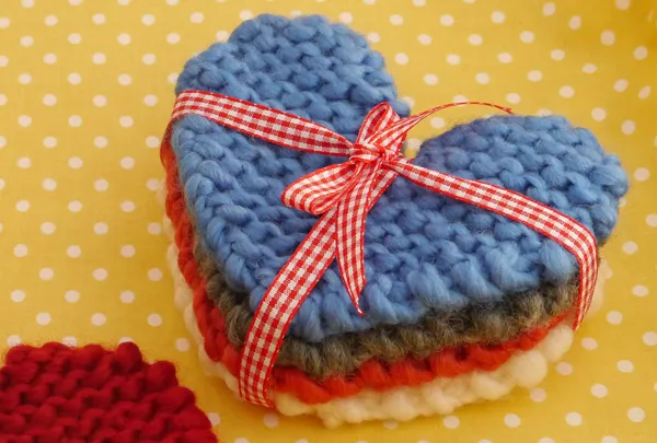 How to knit a heart coaster