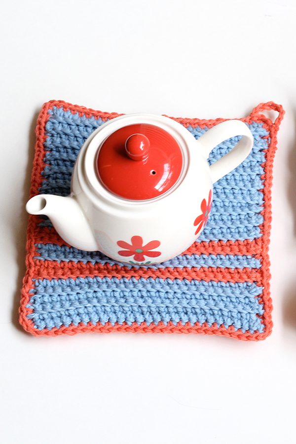 How to make a crochet potholder close up
