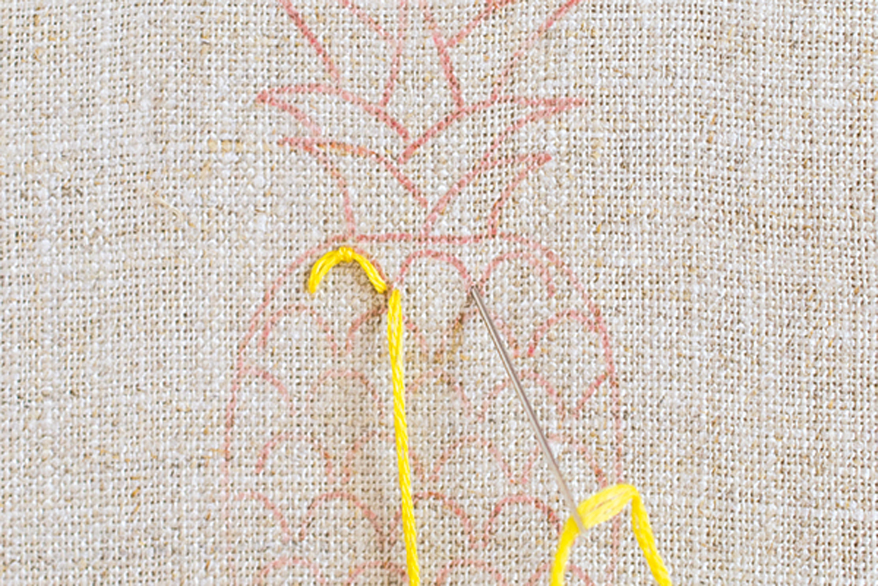 How_to_Scallop_Stitch_Pineapple_Embroidery_Step1