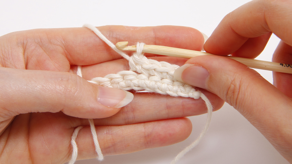 How_to_crochet_front_loop_step_03