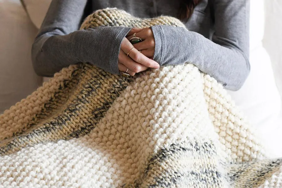 Moss stitch knitting MamaInAStitch blanket