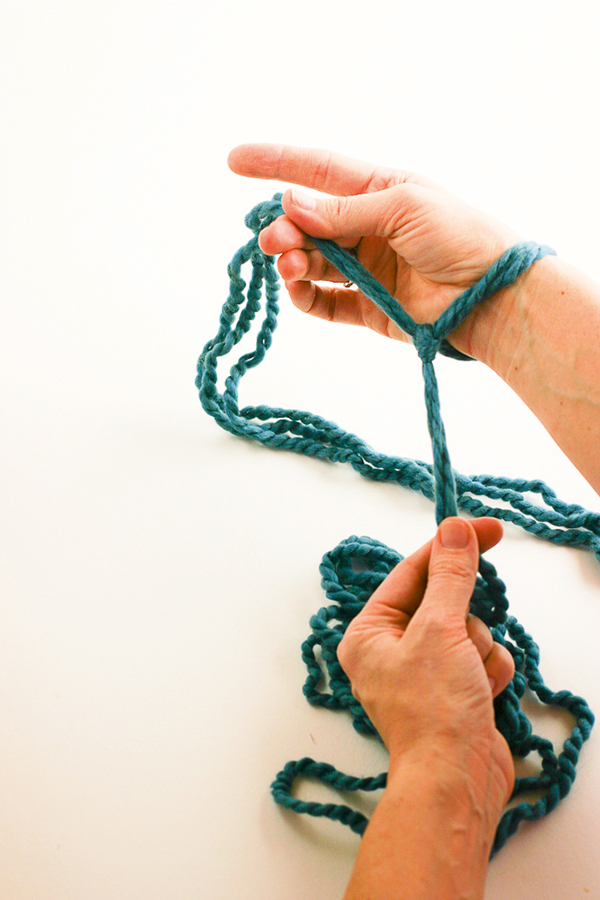 arm knitting tutorial step 1