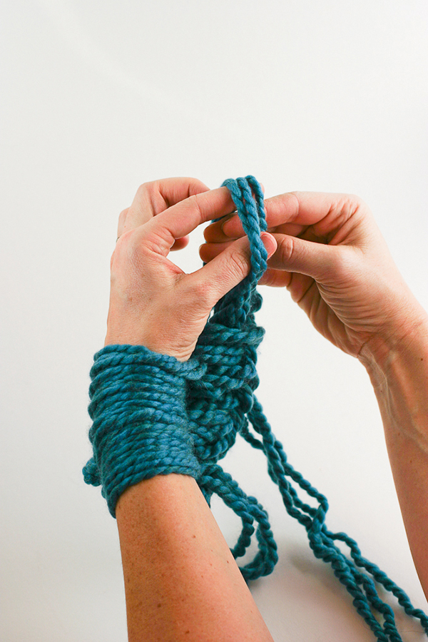 arm knitting tutorial step 16