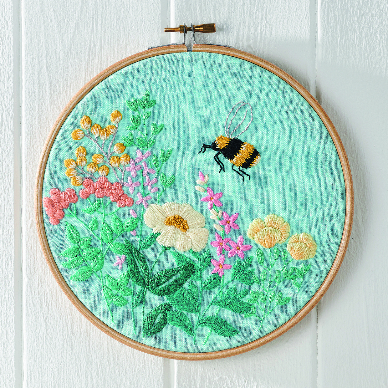 bee embroidery LE square