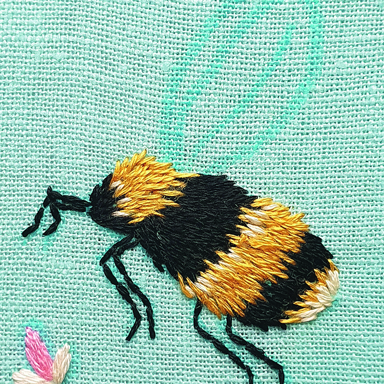 bee embroidery LE step 16