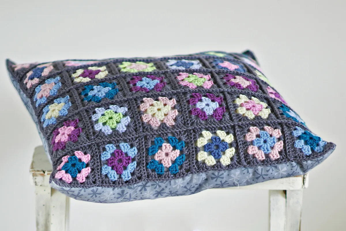 Free_granny_square_crochet_pillow_cover_pattern_side