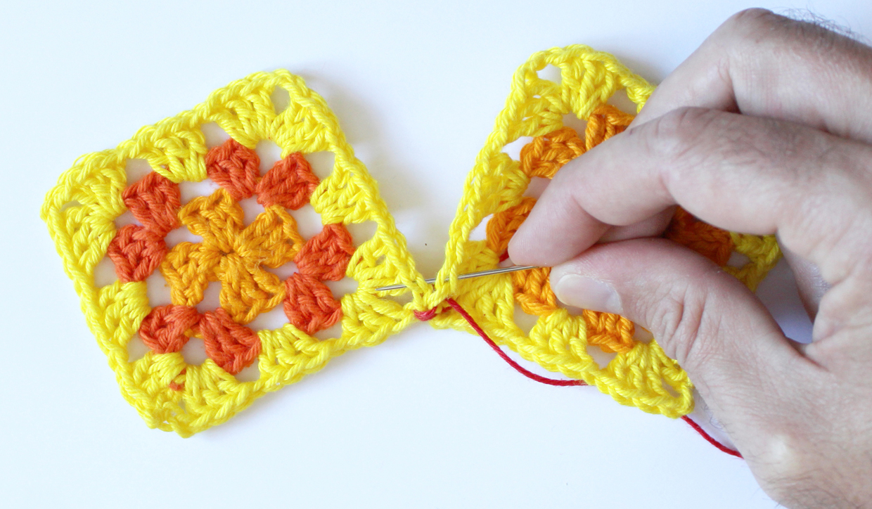 How_to_join_crochet_shapes_weave_03
