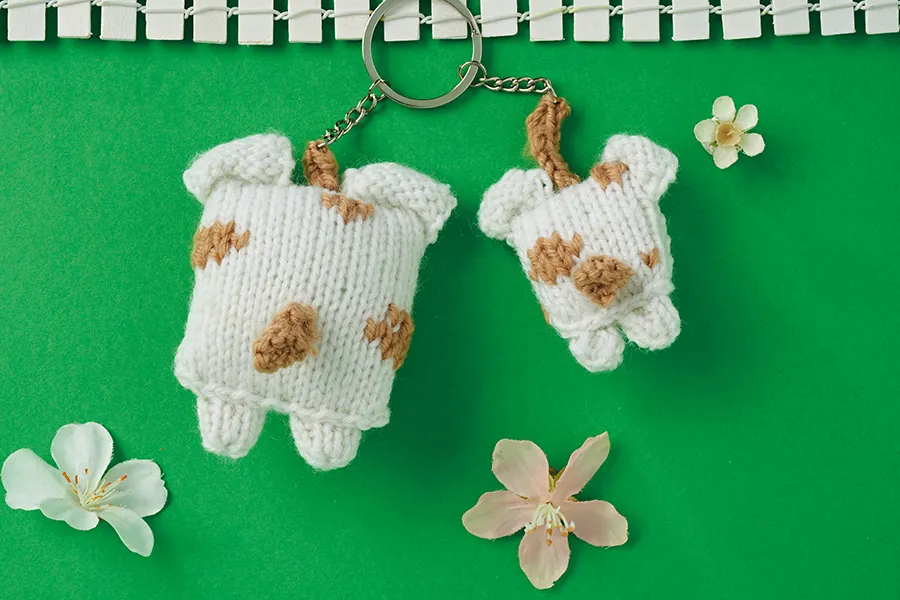 Knitted farm animals pig back