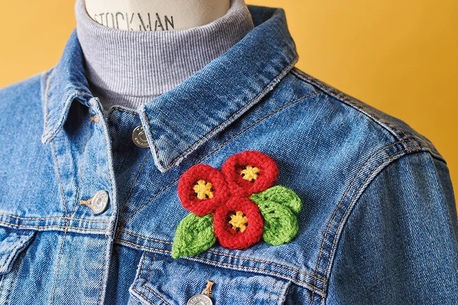 Knitted poppy brooch pattern, small