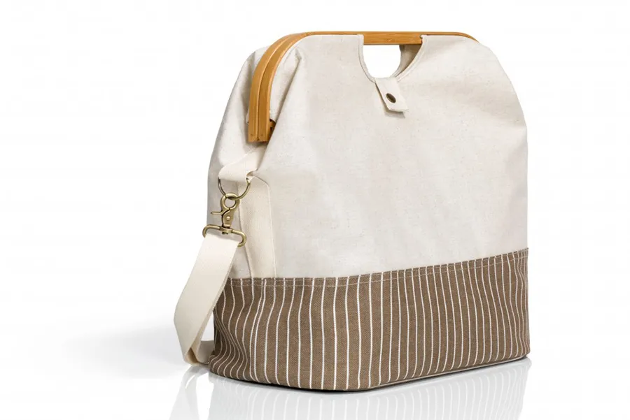 the Knitting bag from Prym has a fabric shoulder strap and a wooden clasp handle fastening
