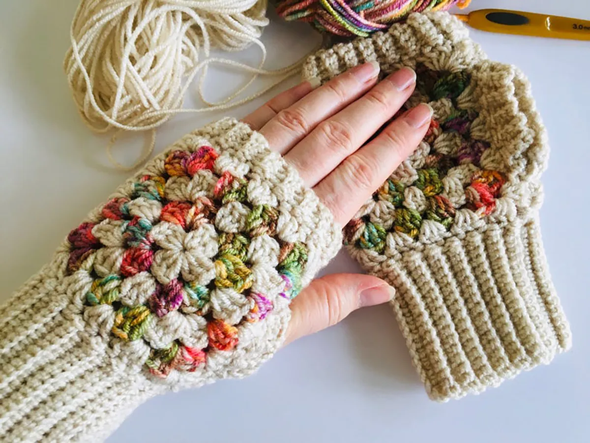 Granny square mitts crochet pattern