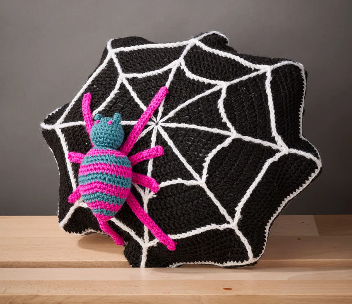 Free spider pillow crochet pattern