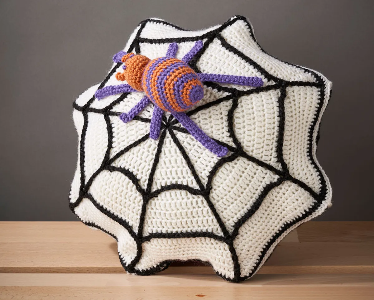 Free spider pillow crochet pattern - how to crochet a spider