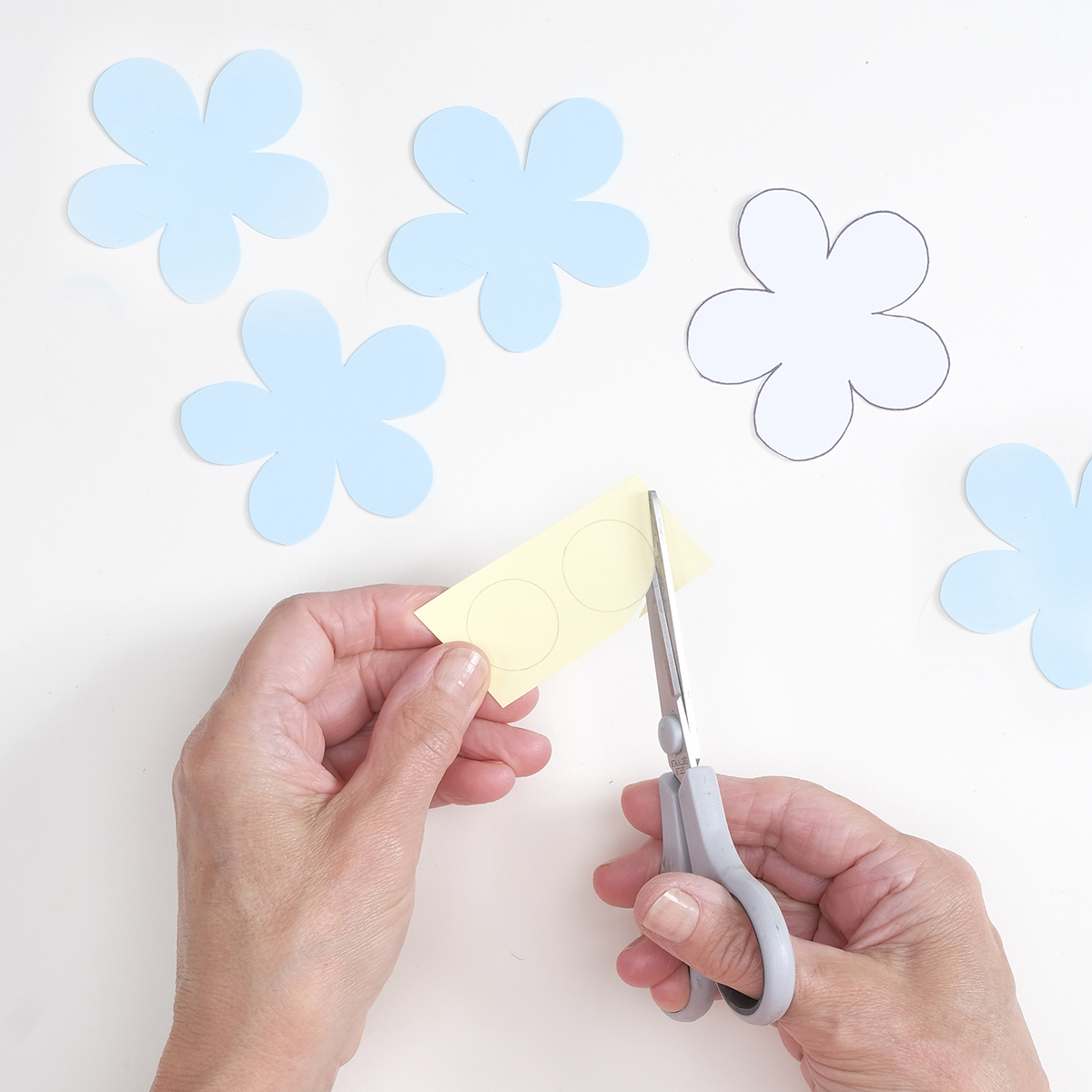 How to make a paper flower garland step 03