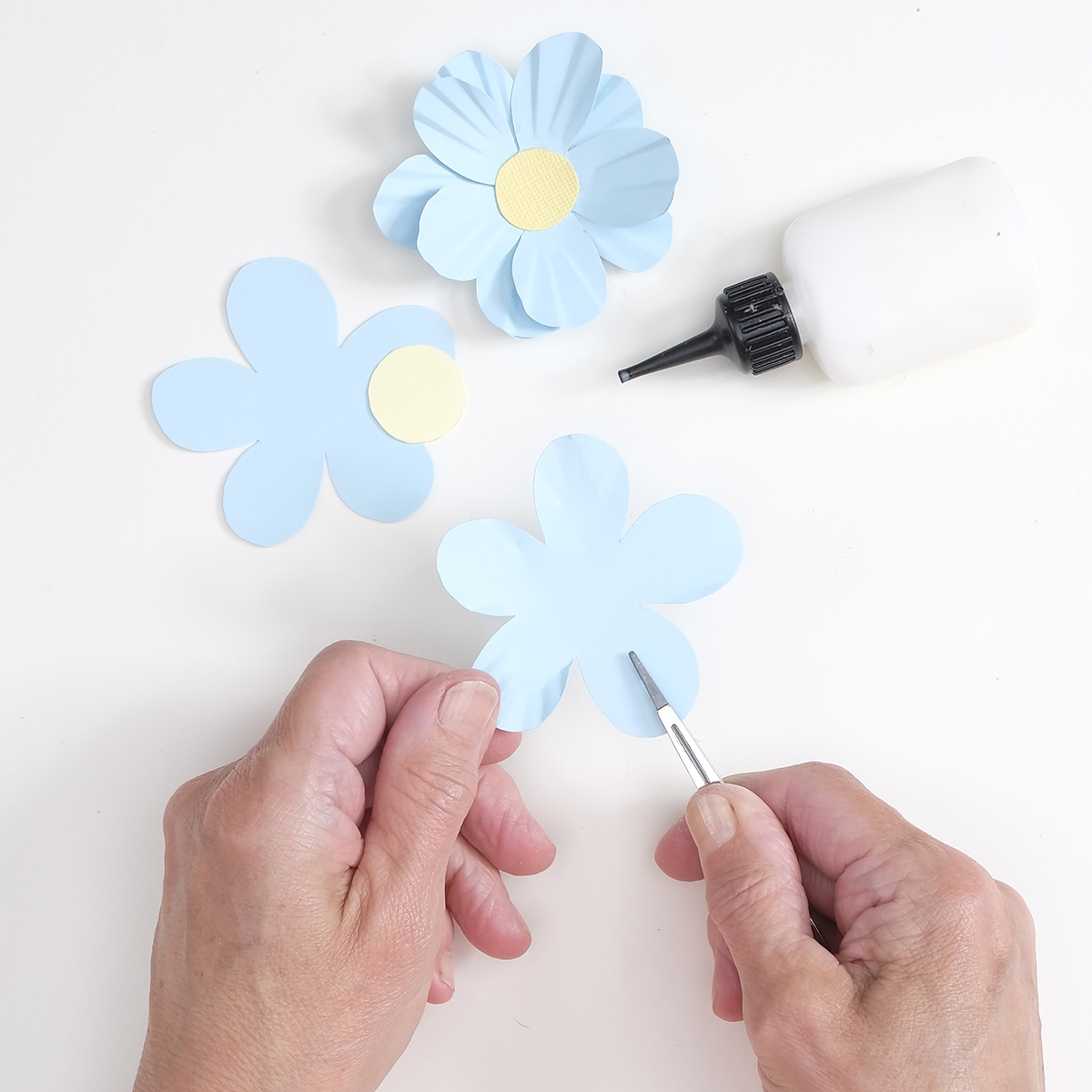 How to make a paper flower garland step 04