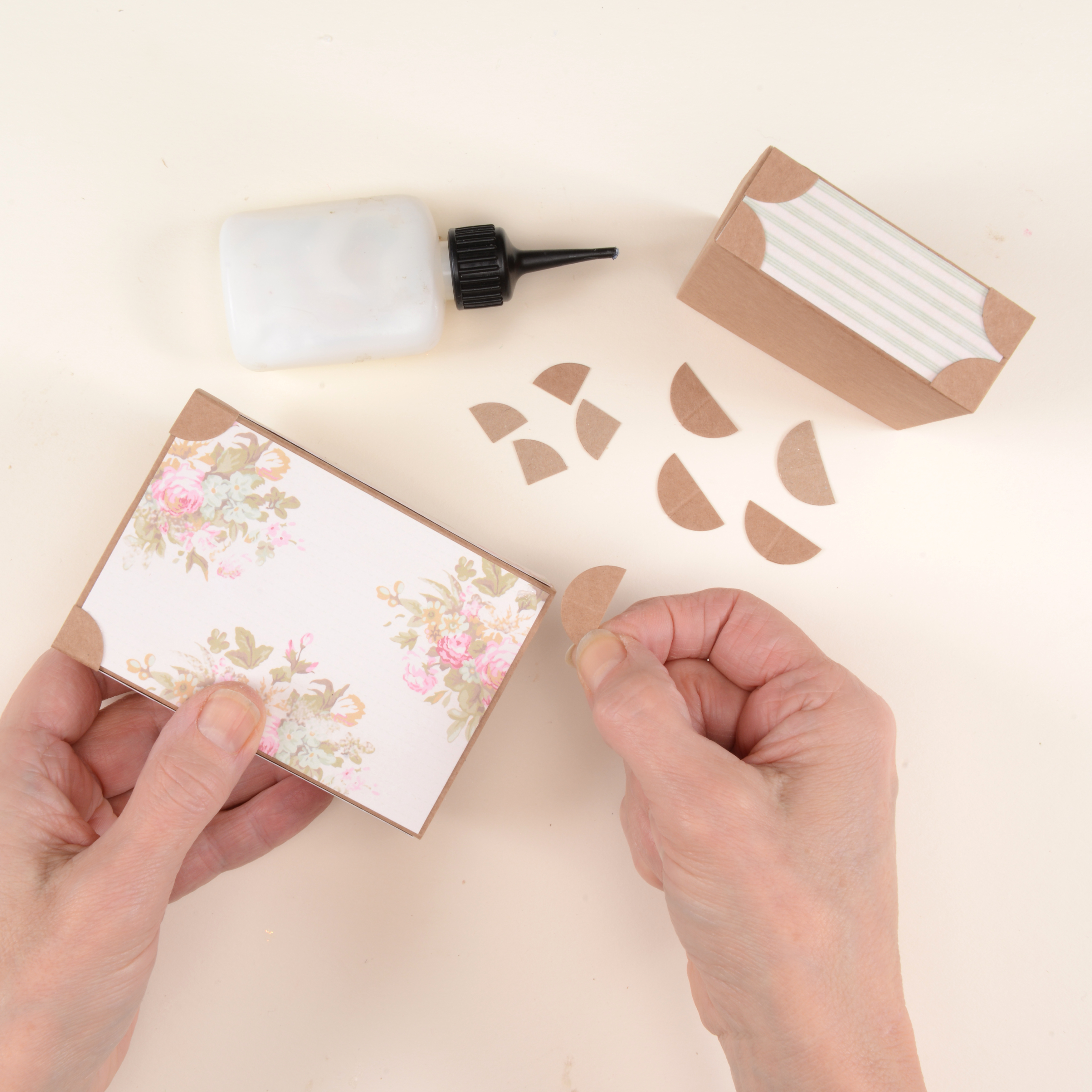 Make a suitcase gift box out of paper