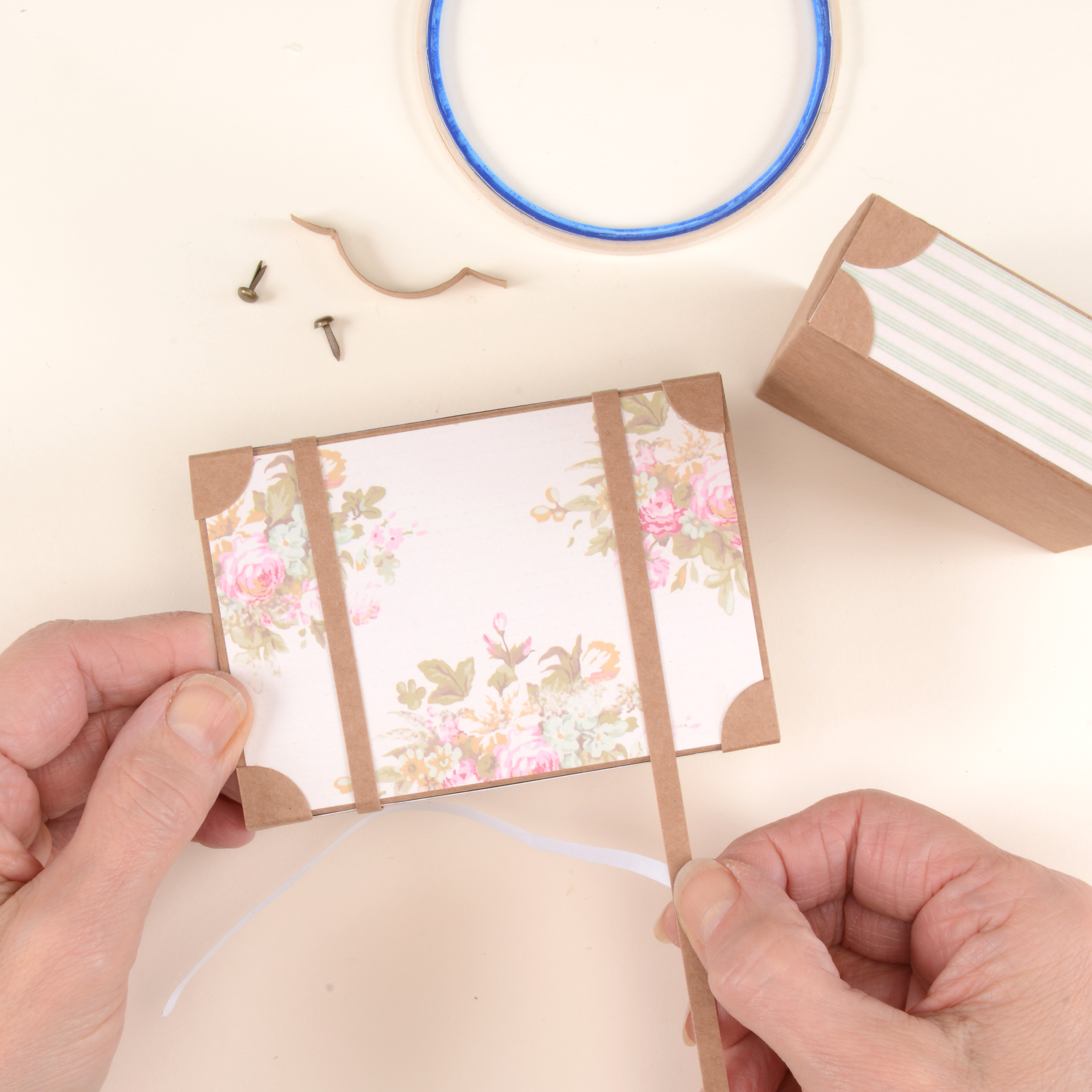 Make a suitcase gift box out of paper