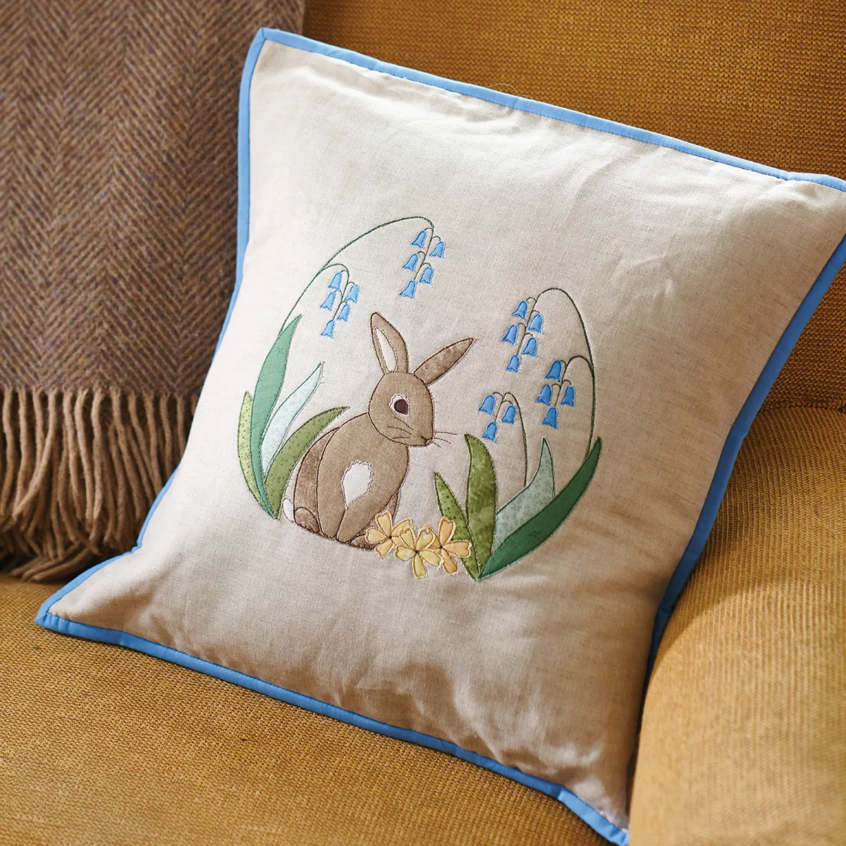 Applique Hare cushion