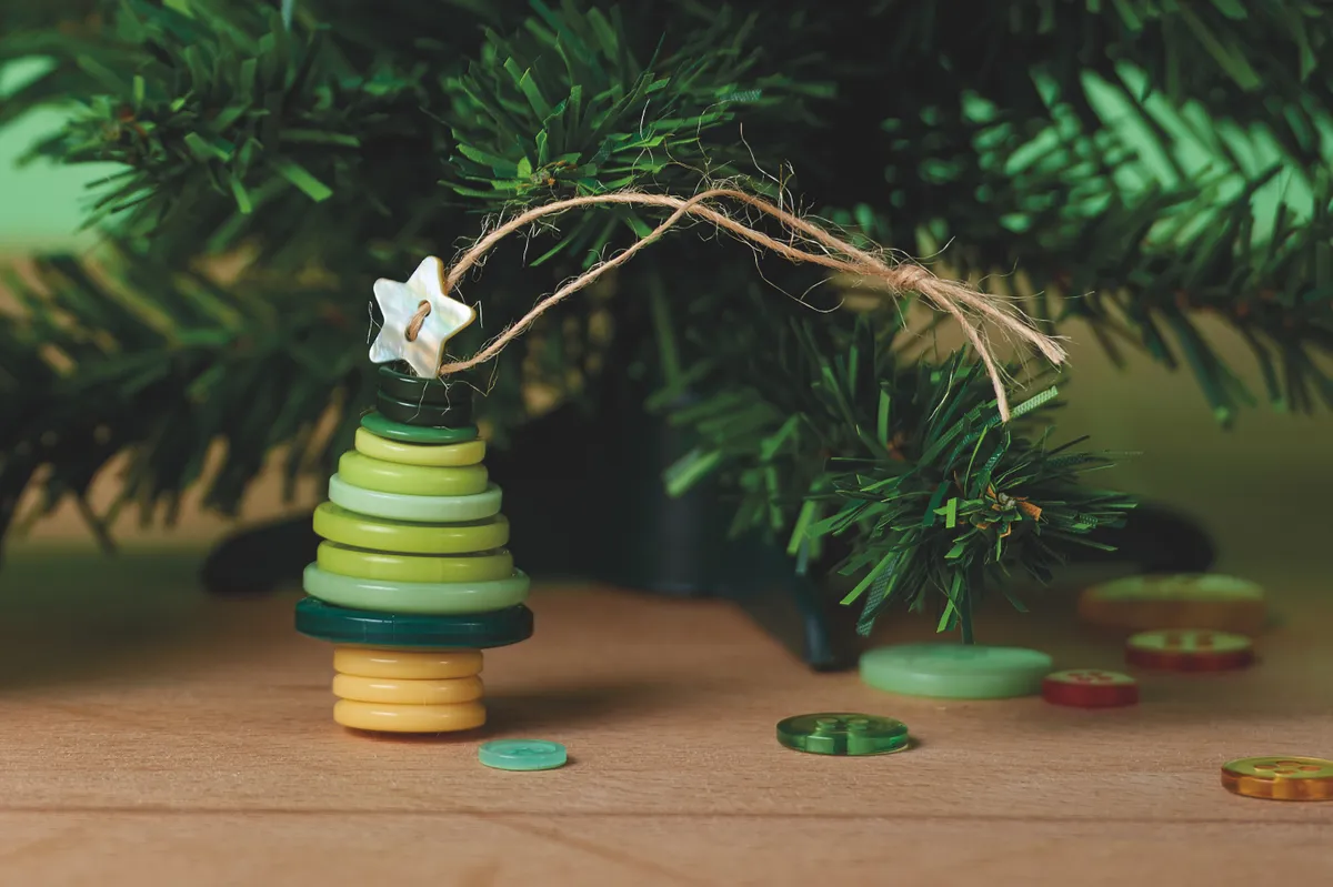 How to make Christmas tree decorations out of buttons