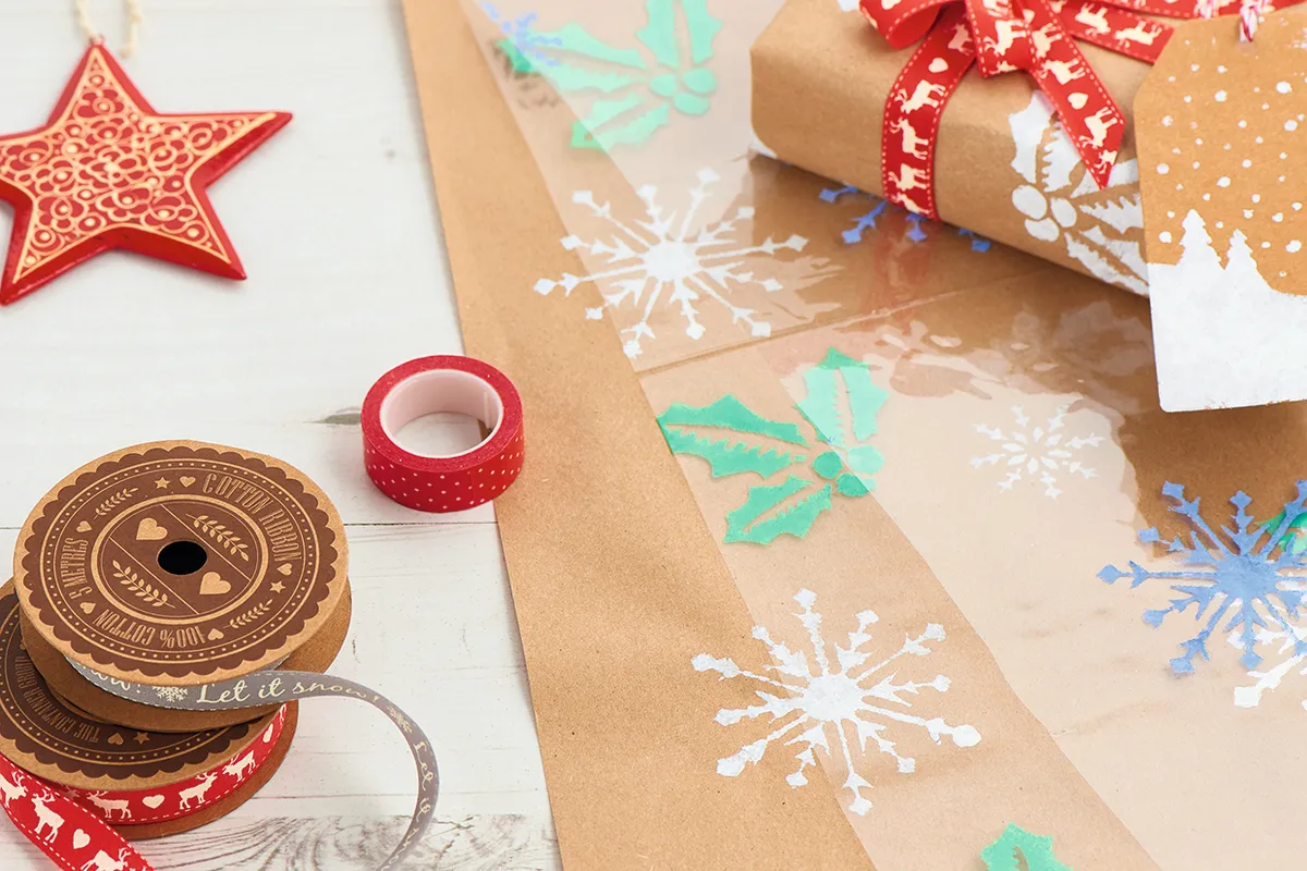 Fabulous DIY Christmas wrapping ribbon and labels