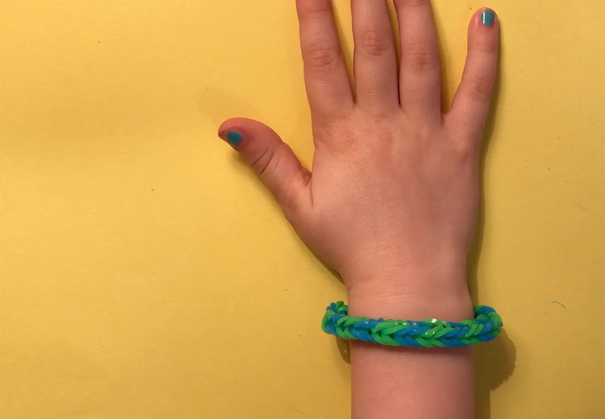 How to Use the Mini Rainbow Loom : 5 Steps (with Pictures
