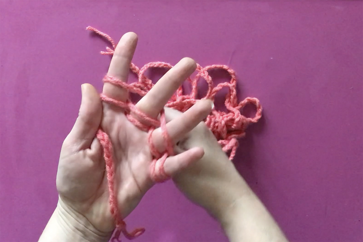 how to do finger knitting step 3
