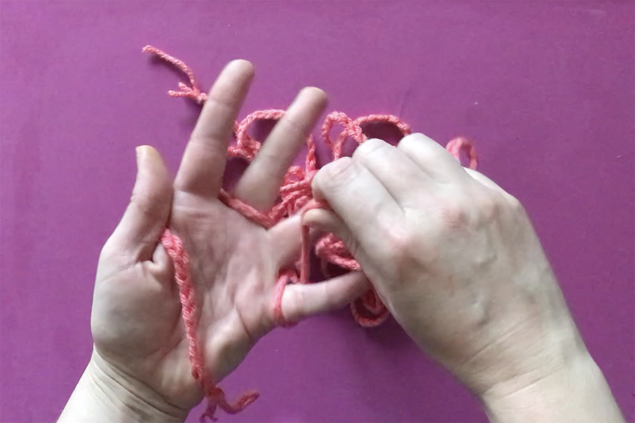 how to do finger knitting step 1
