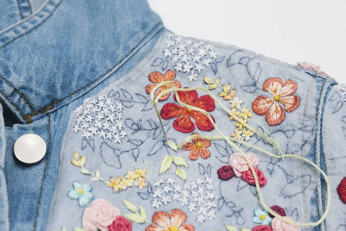 Embroidery on Jeans: beautiful flowers to diy your wardrobe
