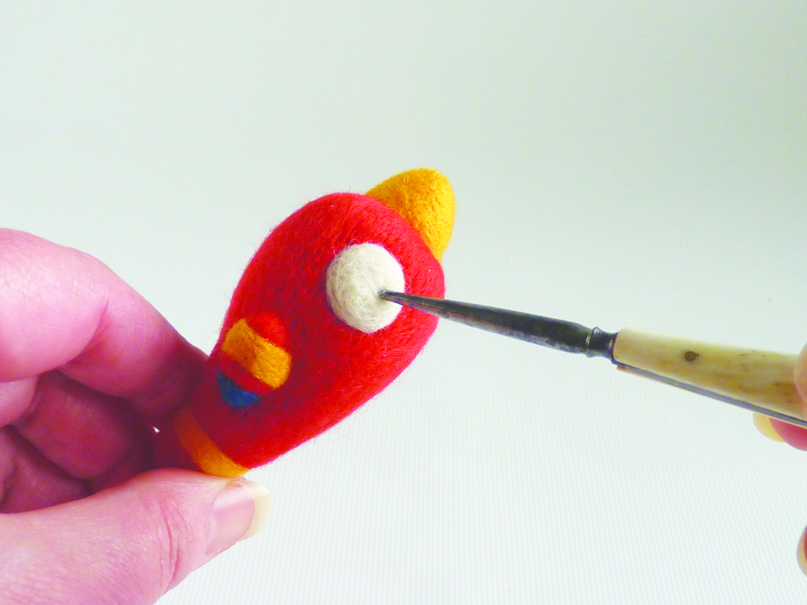 Beginner’s guide to needle felting, how to sew an eye, step 1
