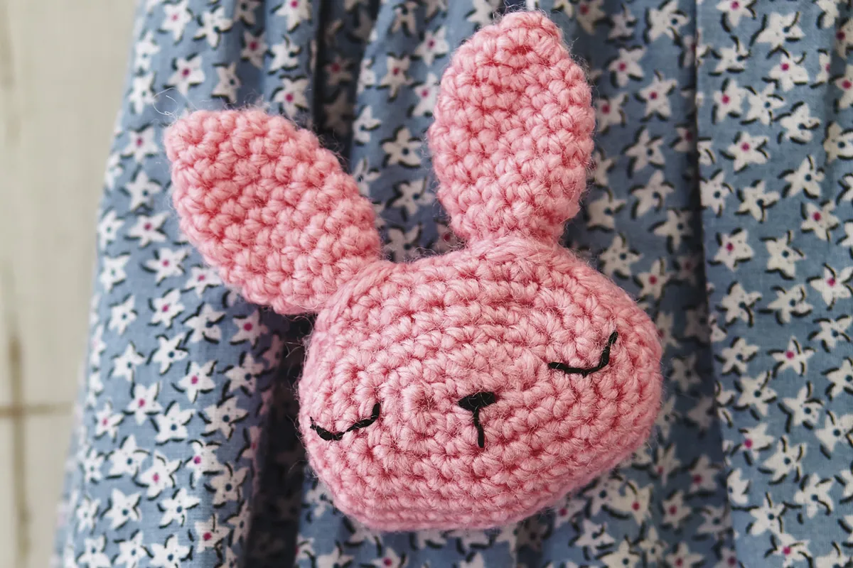 Free_bunny_brooch_crochet_pattern