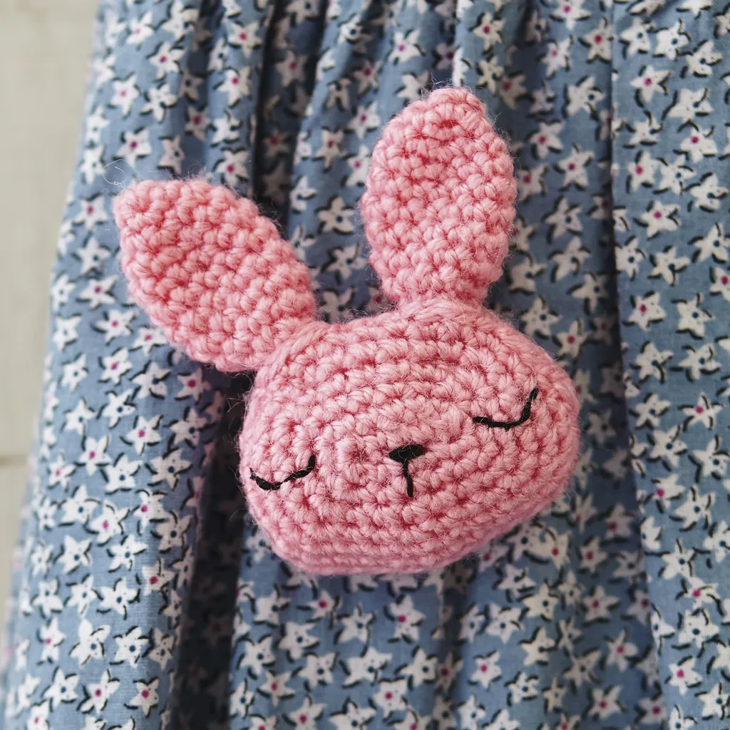 Free_bunny_brooch_crochet_pattern_square