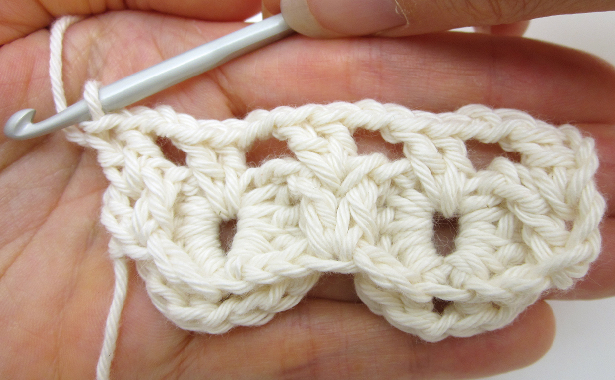 How_to_crochet_crocodile_Stitch_base_row_step_03