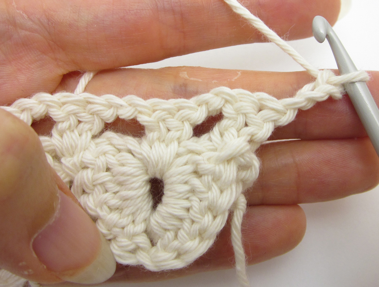 How_to_crochet_crocodile_Stitch_further_rows_step_01
